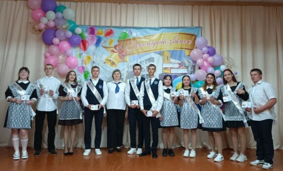 Выпускникам Ясеновской школы вручили знаки ГТО.